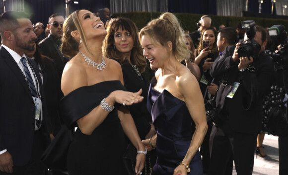 ARTIG STUND: Jennifer Lopez og Renee Zellweger så ut til å more seg i hverandres selskap. Foto: NTB scanpix ARTIG STUND: Jennifer Lopez og Renee Zellweger så ut til å more seg i hverandres selskap. Foto: NTB scanpix